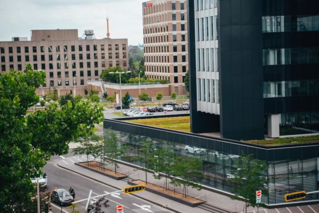 Toiture végétale – toit terrasse – Tour SSQ – Longueuil – La ligne verte (8) Toiture végétale - toit terrasse - Tour SSQ - Longueuil - La ligne verte (8)