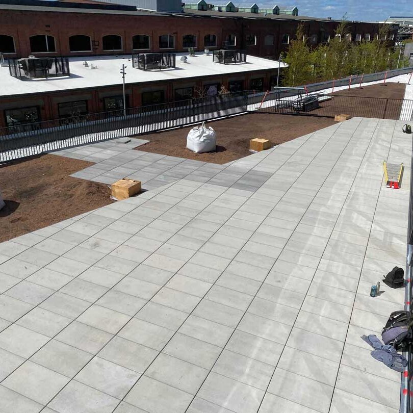 Toiture végétale et terrasse verte- Technopôle Angus - La ligne verte toit vert.