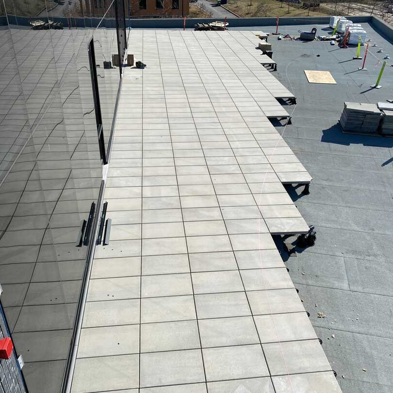 Toiture végétale et terrasse verte- Technopôle Angus - La ligne verte toit vert.